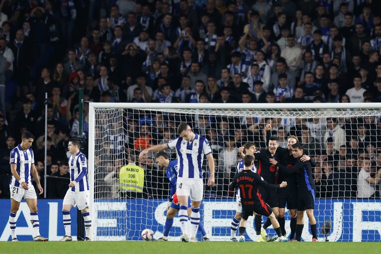 落胆のソシエダと歓喜のバルサ。しかし最終的な判定は……。