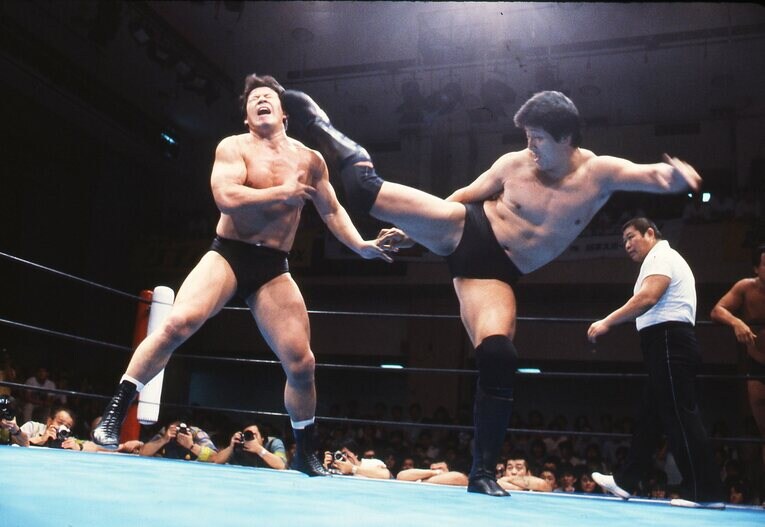 旧UWF時代、業務提携という形で古巣・新日本プロレスのリングに参戦した前田日明（右）。藤波辰爾（左）に容赦ないキック攻撃　©AFLO