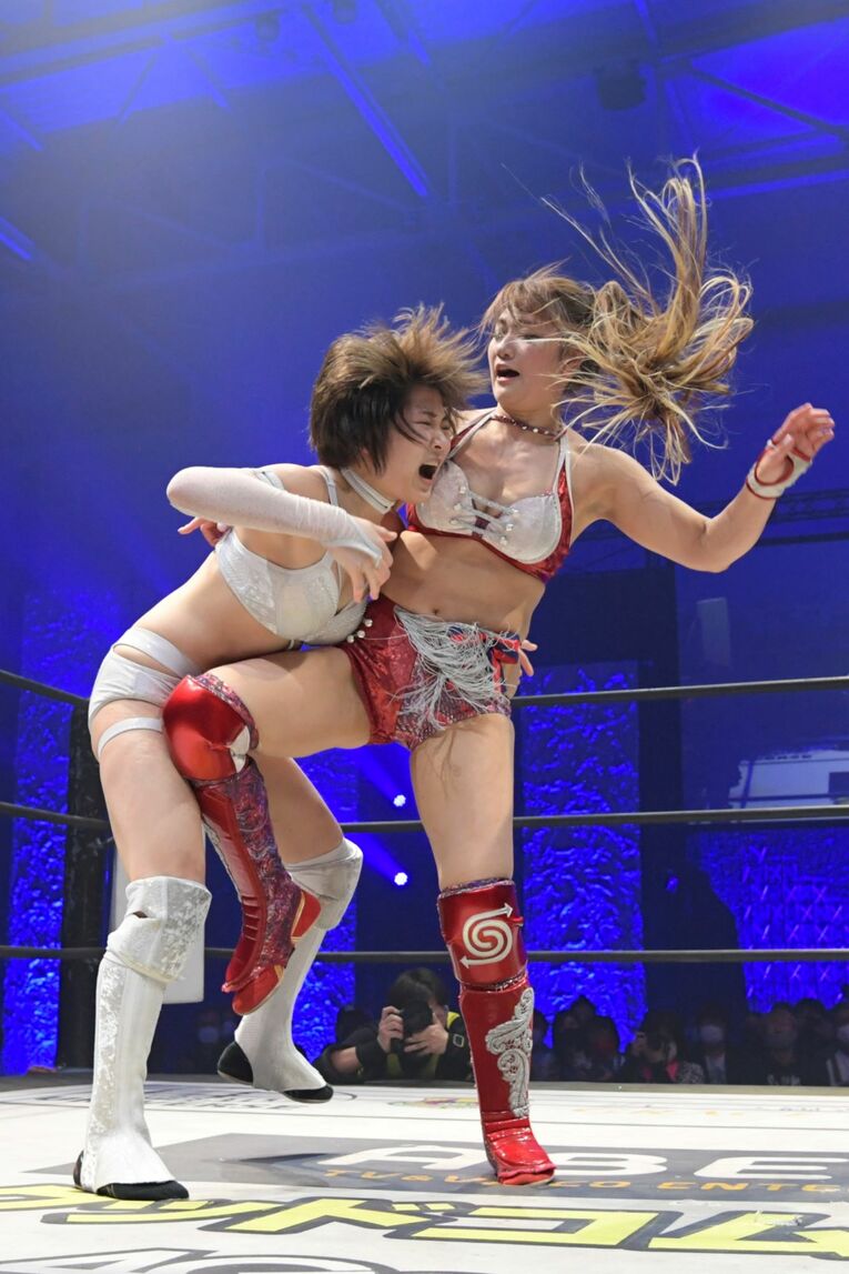 安納サオリ（左）と雪妃真矢　(C)DDTプロレスリング