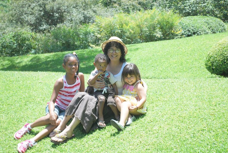 幼少期のタージ（中央）と祖母・由布子さん　（写真／家族提供）