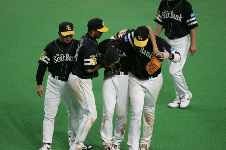 2006年CS、対日本ハム戦。サヨナラ打を許した斉藤和巳はズレータとカブレラに抱えられながら球場を後にした　©Hideki Sugiyama