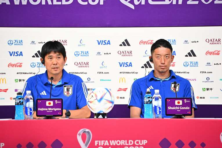 森保監督と一緒に会見に臨むGK権田　©︎JMPA