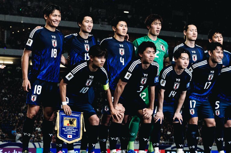 インドネシア戦での一コマ。久保にメッチャひざをなでられている高井（愛され高井フォトは続きます）　©Kiichi Matsumoto