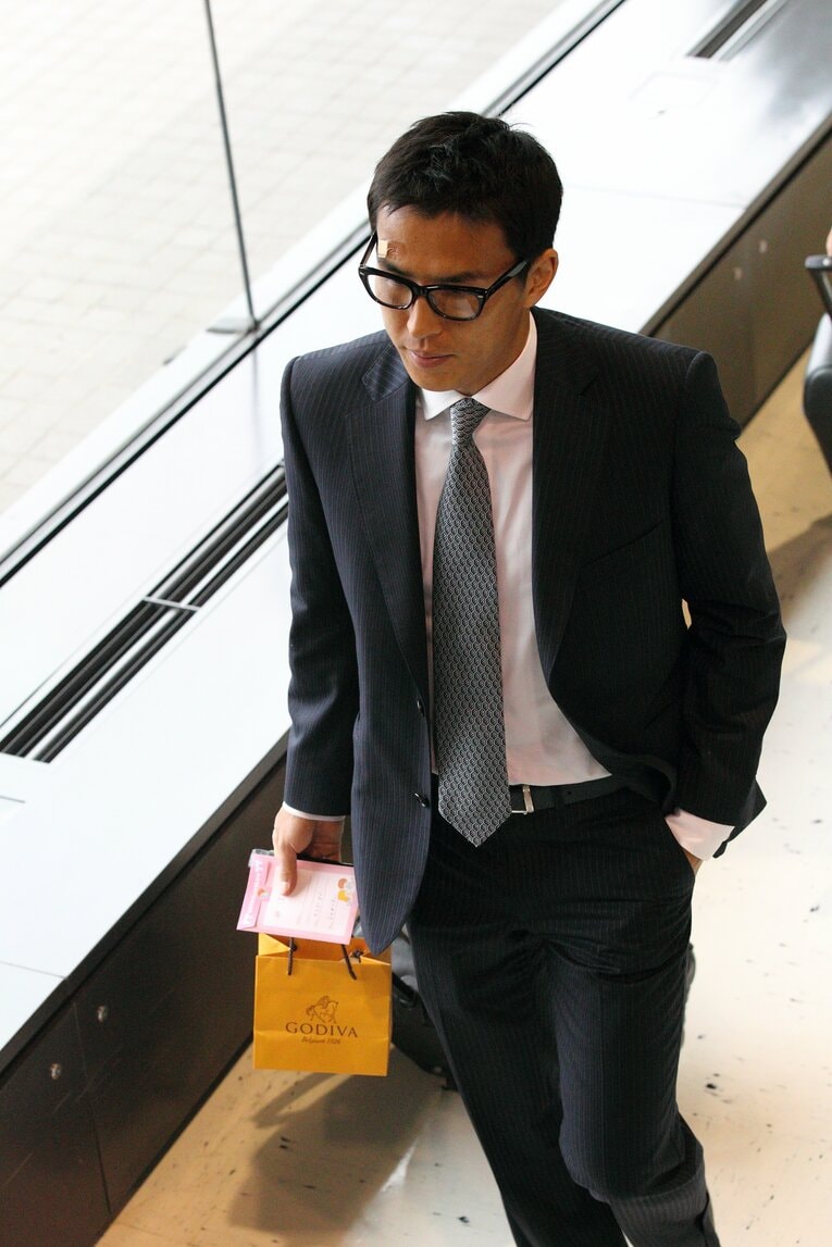 【長谷部誠の輝かしいキャリア】日本代表移動中のスーツ姿　©Takuya Sugiyama