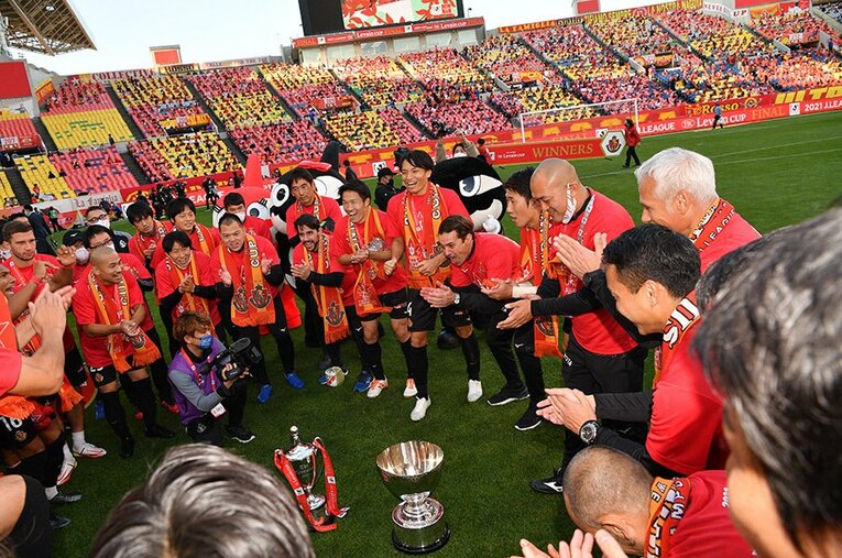 ルヴァン杯優勝に円陣となって喜びをあらわにするフィッカデンティ監督と名古屋の面々。重要なのは“ここから”だ ／ photograph by J.LEAGUE
