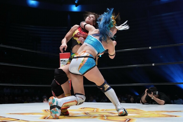 延長戦、MIRAIのラリアットでフォールされた山岡聖怜　©Essei Hara