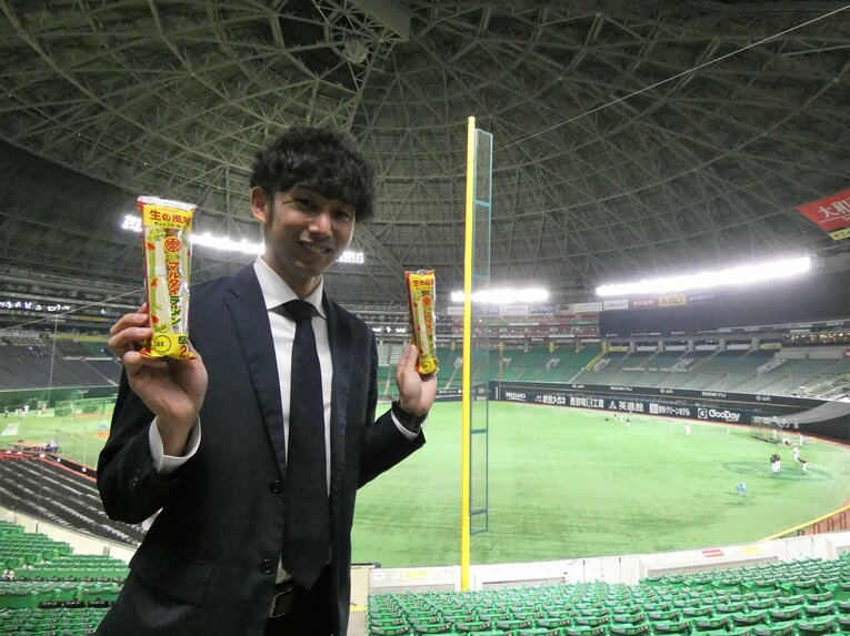 マルタイラーメン・ファウルポールの導入に尽力した球団職員の伊藤さん ©Kotaro Tajiri