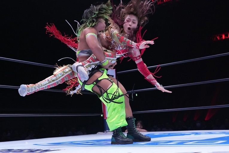 ボディシザーズを仕掛ける上谷沙弥　©Essei Hara