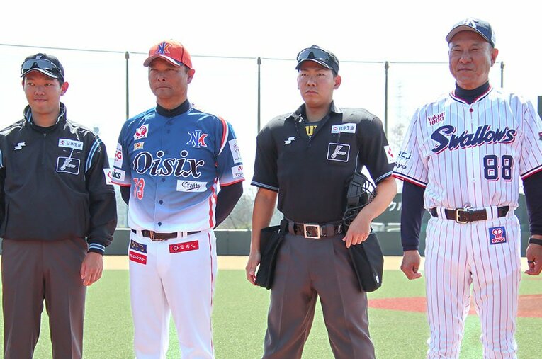 試合前に整列するヤクルトの池山隆寛二軍監督（右から2人目）とオイシックスの橋上秀樹監督（左から3人目）ら　©JIJI PRESS