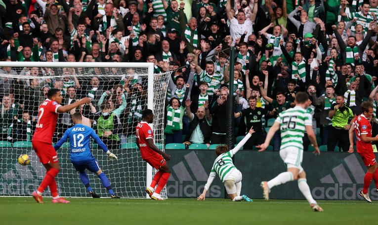 古橋のゴールに沸く、セルティックサポーター　©︎Getty Images