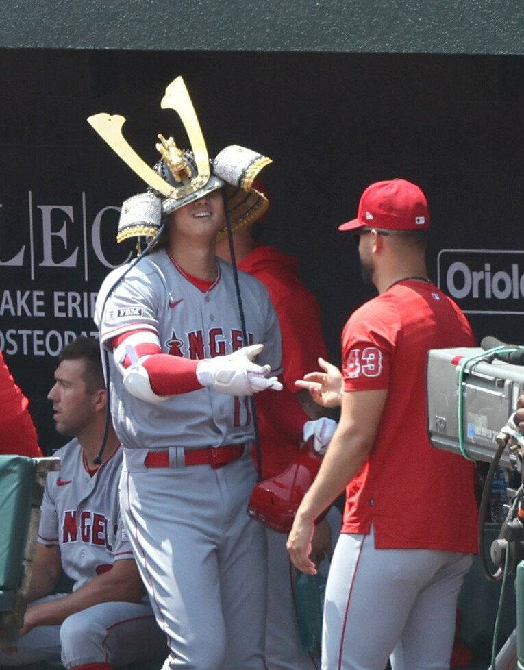 兜で“前が見えない”オチャメな大谷　©JIJI PRESS