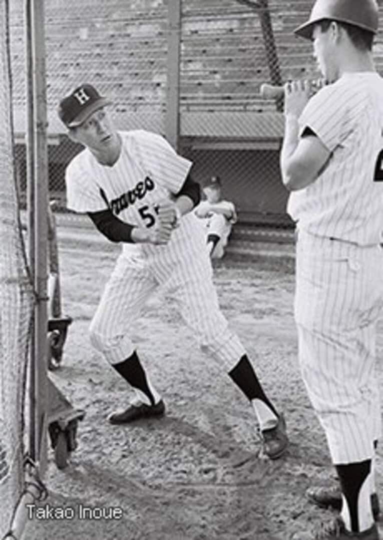 写真は阪急ブレーブス時代、選手に指導する西本監督