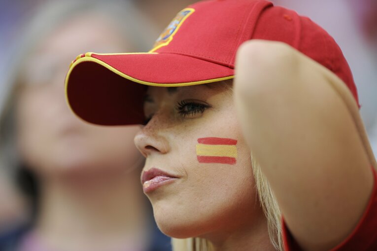 EUROにいた美しい女性サポーターの応援姿（50枚超）　©Sports Graphic Number