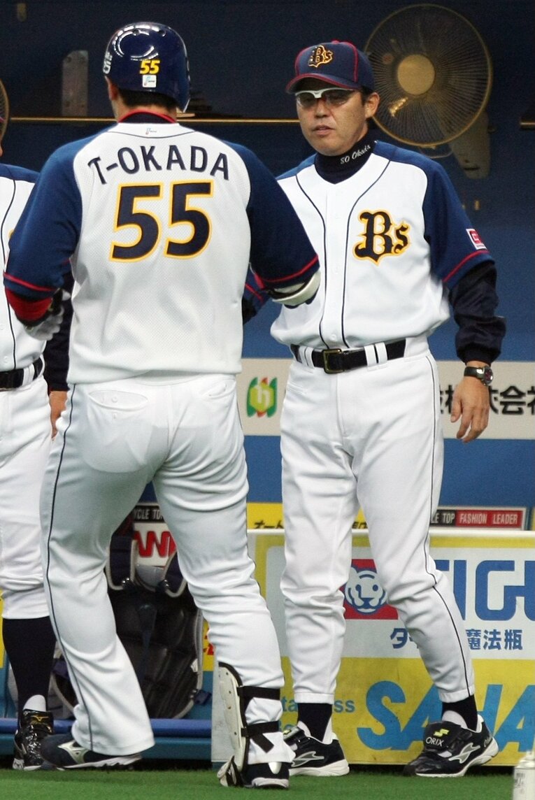 オリックス時代の岡田監督（右）とT-岡田　©︎JIJI PRESS