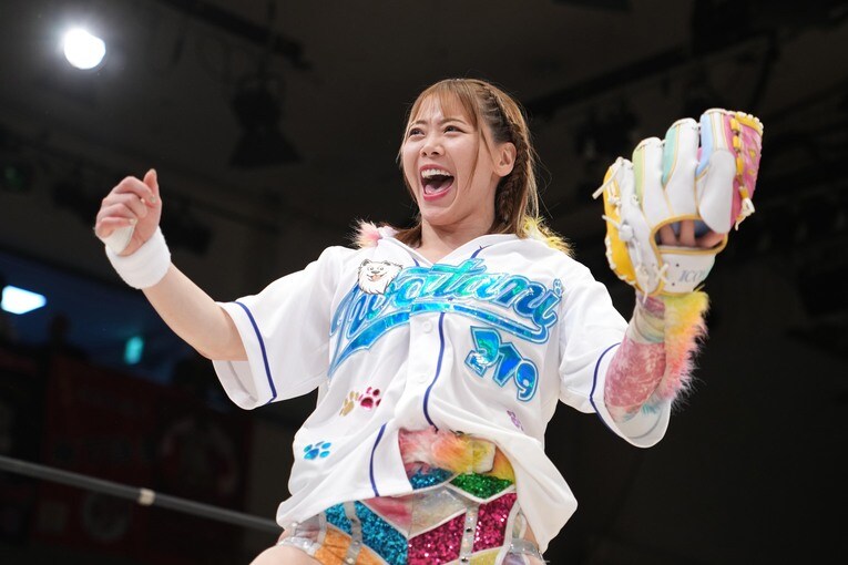 マリーゴールドのユニフォームではつらつとした表情を見せる岩谷麻優。5月4日、後楽園ホール　©Masashi Hara