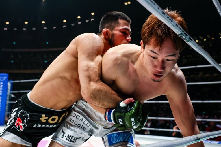 ラジャブアリ・シェイドゥラエフvs.朝倉未来。2025年12月31日、さいたまスーパーアリーナ　©RIZIN FF Susumu Nagao