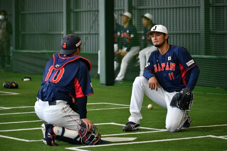 座り込んで捕手・甲斐と話こむダルビッシュ。投手陣のリーダー的存在として存在感が増している　©︎Hideki Sugiyama