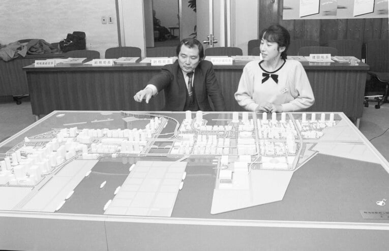 1988年撮影、東京港臨海部副都心の完成模型（千代田区の東京都庁で）。超高層ビルが建ち並ぶ金融ビジネス街、さらに商業施設やオフィス兼住居も…そんな構想だった　©KYODO