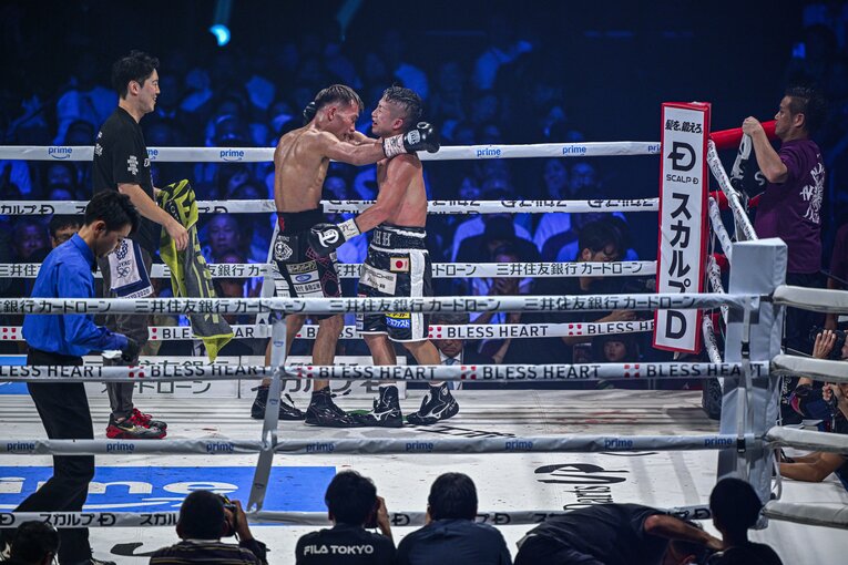 試合終了直後、健闘を称え合う堤聖也と井上拓真　©Takuya Sugiyama