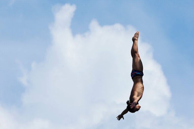 世界水泳福岡で27ｍの飛込台から美しいダイブを見せる荒田　©Getty Images