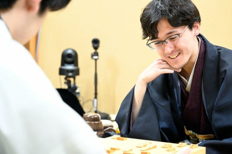 対局後、感想戦を行う2人。2人の表情が動いた、記者からのある問いかけがあった ／ photograph by Keiji Ishikawa