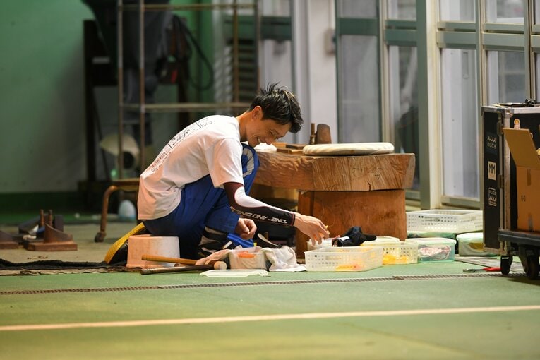 笑顔でペラを調整する峰　©日本モーターボート競走会