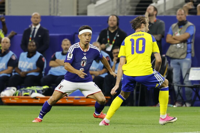 【スウェーデン戦】ついにピッチに立った39歳の長友佑都　©Atsushi Tokumaru