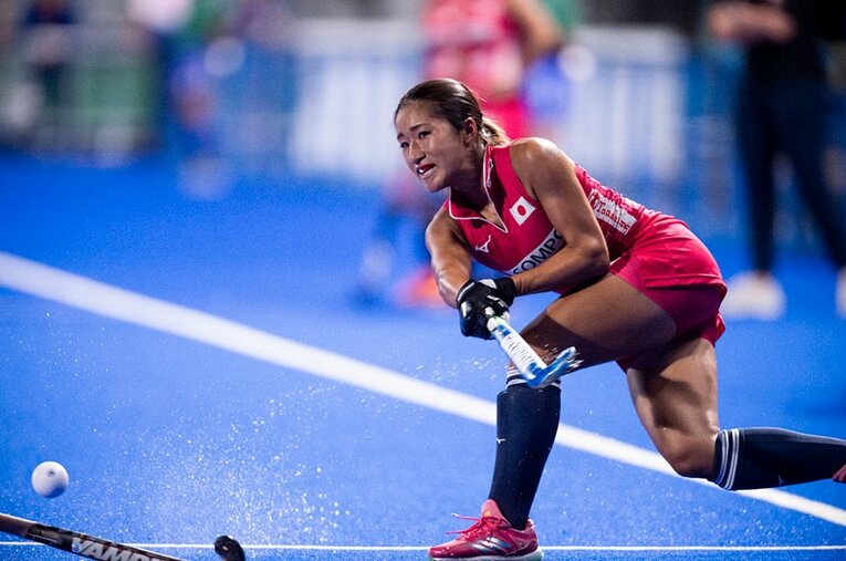 ホッケーではパスの技術も非常に重要。浮き球になると処理が難しい。 ／ photograph by Yuki Suenaga