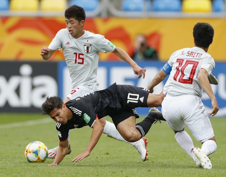 U-20ワールドカップ・メキシコ戦で、相手選手と競り合う鈴木冬一（15番） ©KYODO
