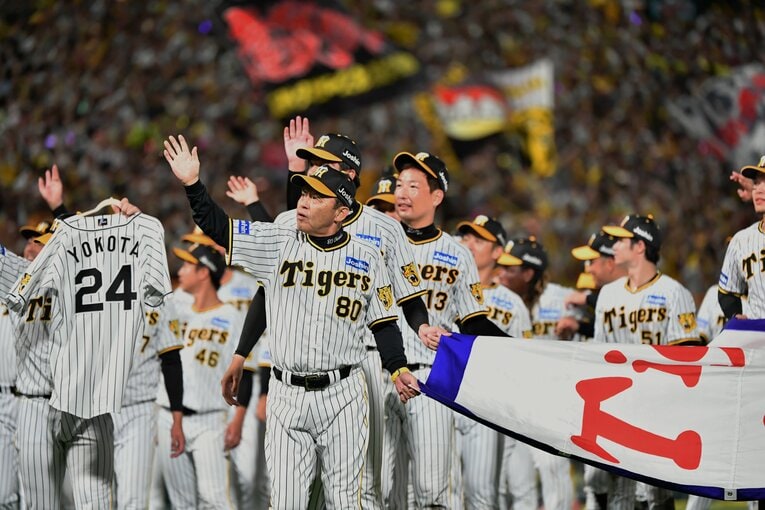 歓喜の行進でも梅野が横田のユニフォームを掲げていた　©Hideki Sugiyama