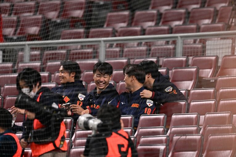 大好きな山本由伸との自撮りを試みる高橋宏　©︎Nanae Suzuki　