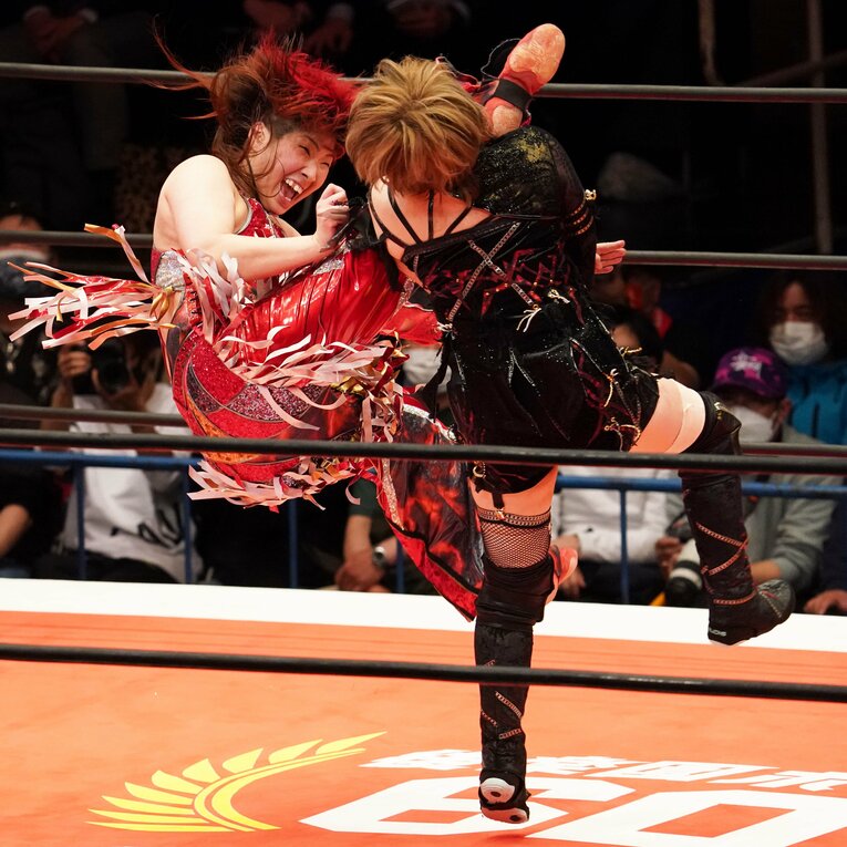 マーベラスの彩羽匠は53歳の尾崎魔弓に容赦なく強烈なキックを叩き込んだ