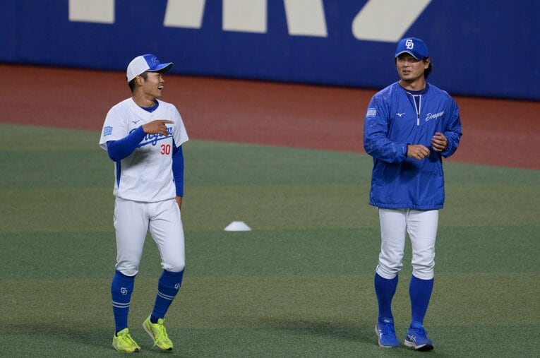 5月に一度、一軍昇格した根尾昂。試合前練習で涌井秀章と話し込む場面も　©Hirofumi Kamaya