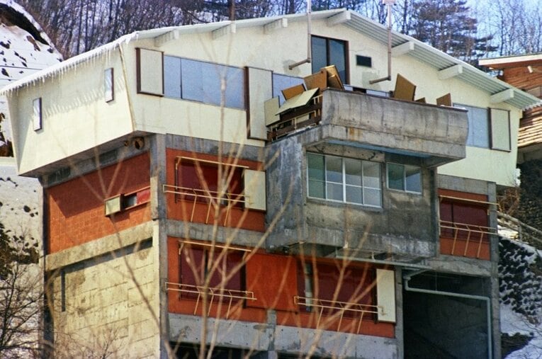 戦後昭和史に刻まれる「あさま山荘事件」の現場となった河合楽器の保養所。すぐ隣には日本プロレスの道場があった ／ photograph by KYODO