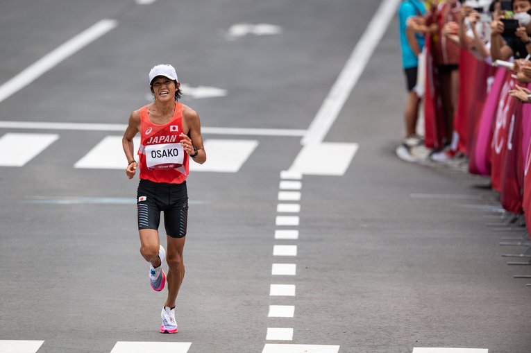 苦しい表情を見せながらも、時折沿道の人に手を振る余裕も見せた大迫傑　©JMPA