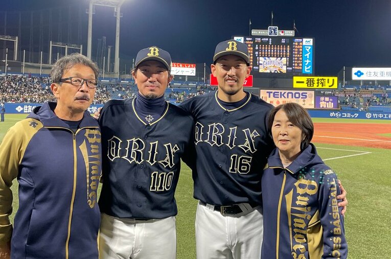 日本一になった翌日、13年間在籍したオリックスを離れる決断をしたブルペン捕手・瓜野純嗣（左から2番目）。長年、共に戦った平野佳寿や同じくチームを去るスタッフと写真に収まった ／ photograph by Sumitsugu Urino