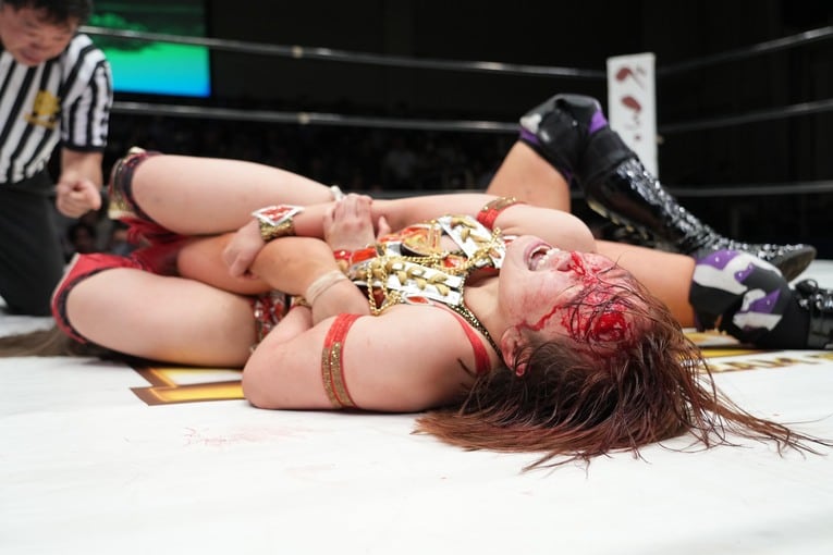 血染めの腕ひしぎ十字固めでボジラからギブアップを奪った　©Essei Hara