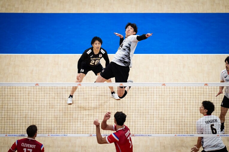 石川祐希（VNLフランス戦）　©︎Volleyball World