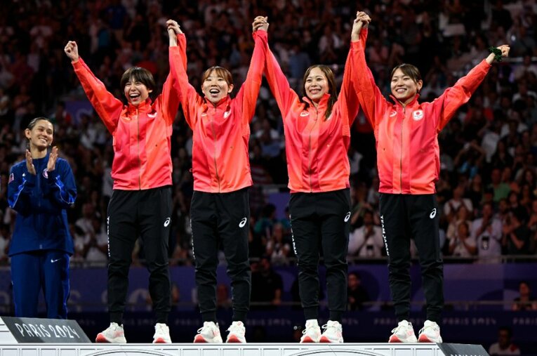パリ五輪で銅メダルを獲得したフェンシング女子フルーレ団体の日本代表。左から宮脇花綸、上野優佳、菊池小巻、東晟良 ／ photograph by Asami Enomoto/JMPA