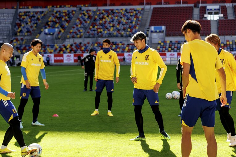 FWの前田大然、上田綺世らとのロンド　©Kiichi Matsumoto