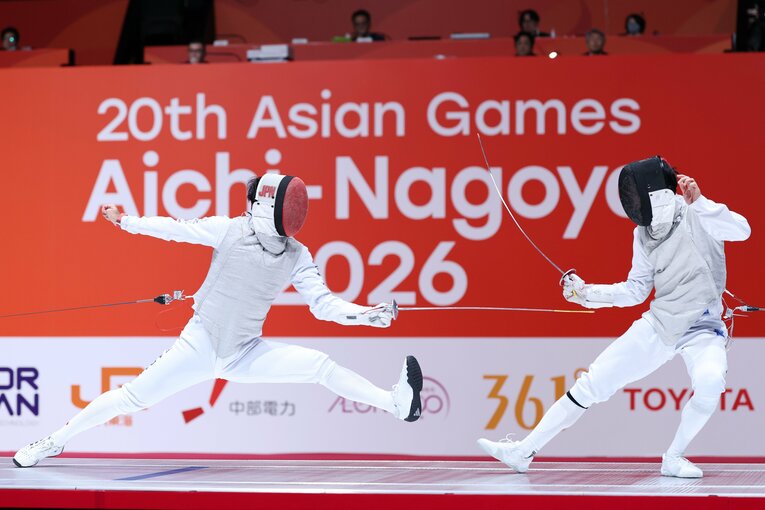 フェンシング男子フルーレ団体準決勝、中国選手を攻める松山恭助（左）©︎JIJI PRESS