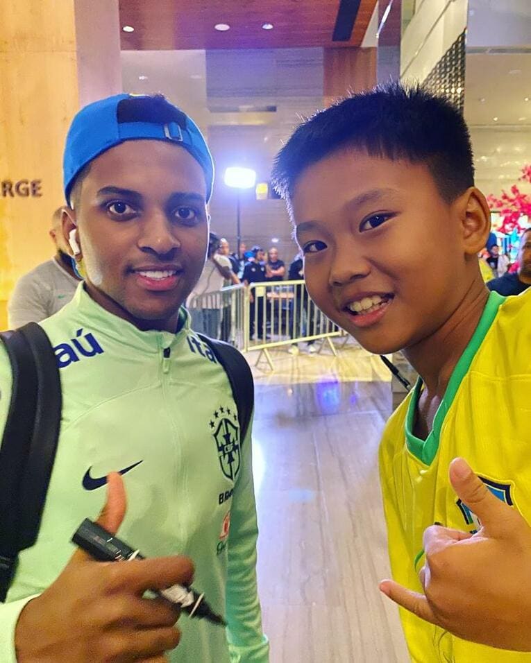 ブラジル代表でレアル・マドリー所属のロドリゴと　※家族提供