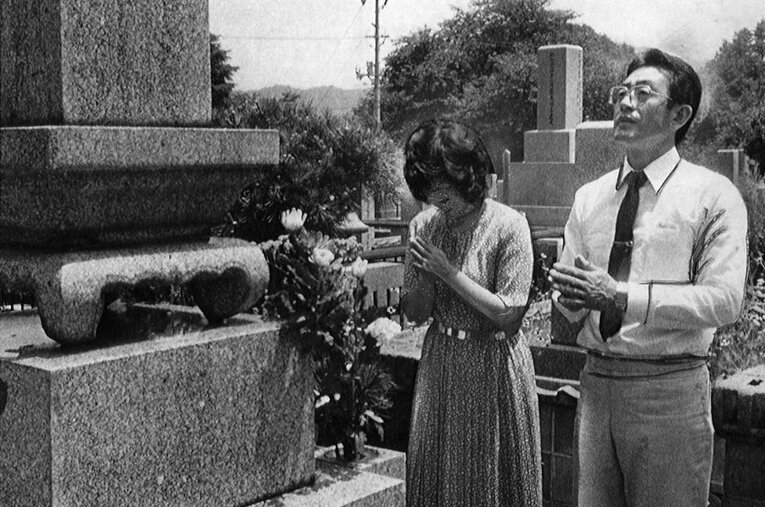 西武監督時代の1982年、地元・呉市の家族の墓前で夫人とともに優勝報告をする広岡達朗 ／ photograph by Sankei Shimbun