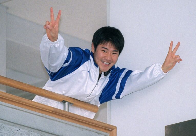 99年ドラフト1位で巨人入団。翌00年1月、寮に入って笑顔で手を振る尚成　©KYODO
