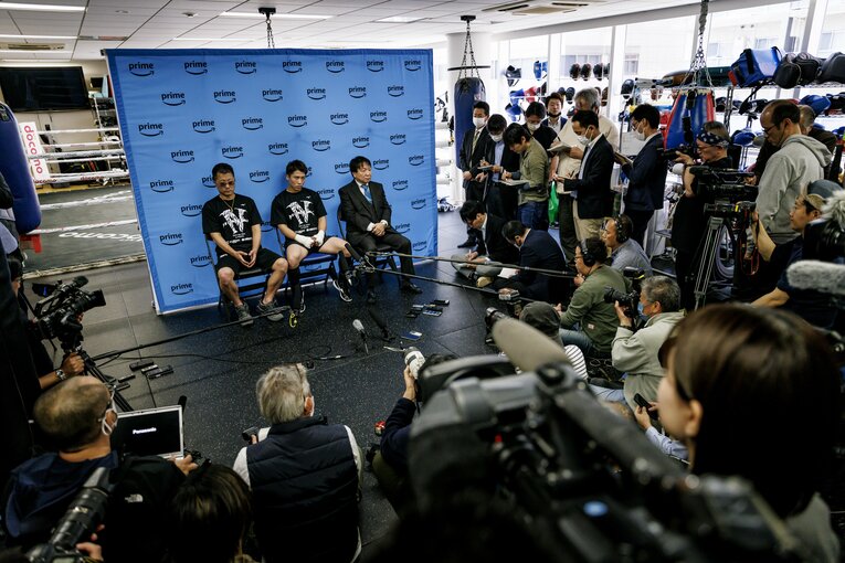 取材に応じる井上尚弥　©Kiichi Matsumoto