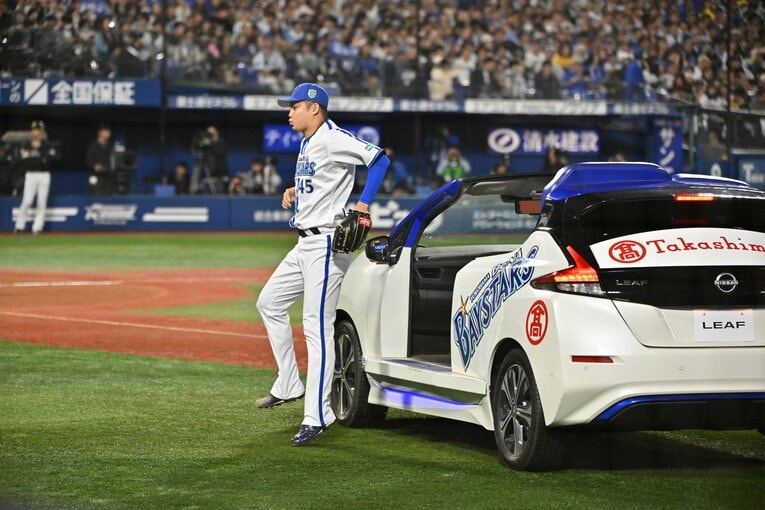 日本シリーズ第6戦、リリーフカーで颯爽と登場する森原康平　©Hideki Sugiyama