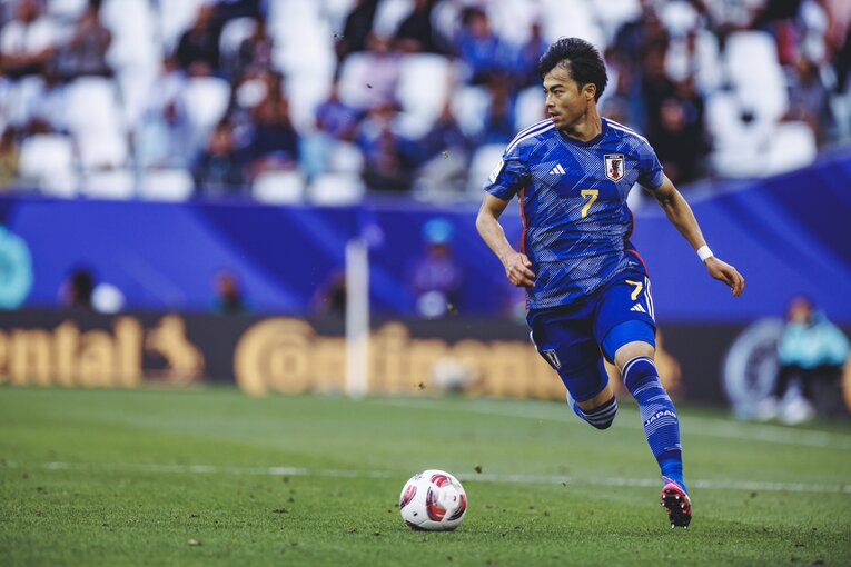 ドリブル突破を仕掛ける三笘薫　©︎Kiichi Matsumoto