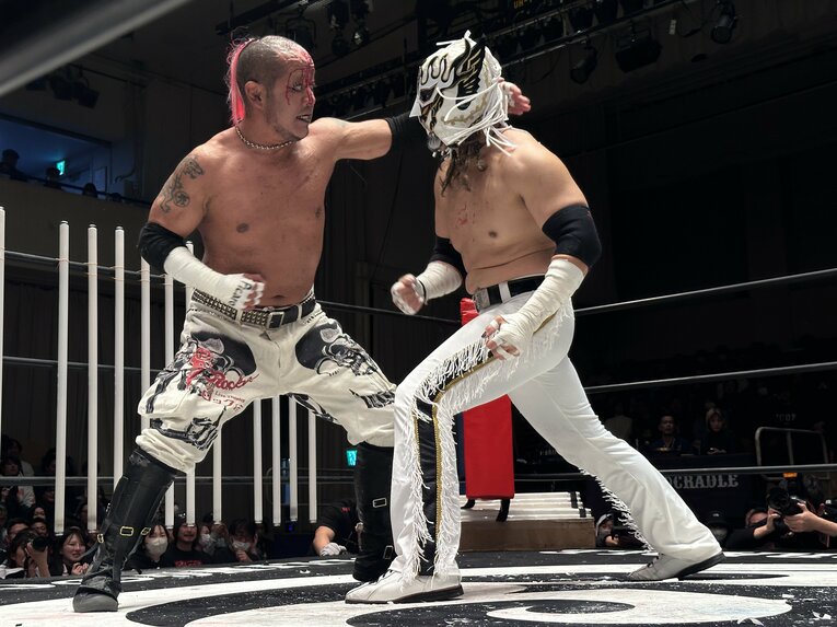 スワイプすると「エル・デスペラードvs葛西純」など激闘写真をご覧になれます　©Norihiro Hashimoto