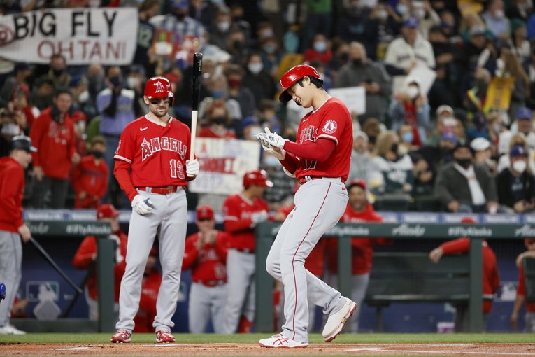 今季最後のホームランを放った際の大谷。後ろには「BIG FLY OHTANI」の文字も