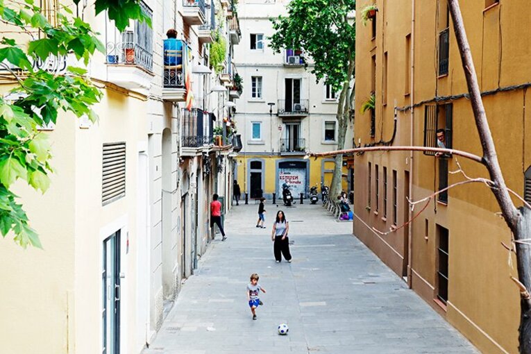 バルセロナに球蹴りが戻ってきた。親子の路地裏フットボールの幸せ。(2)